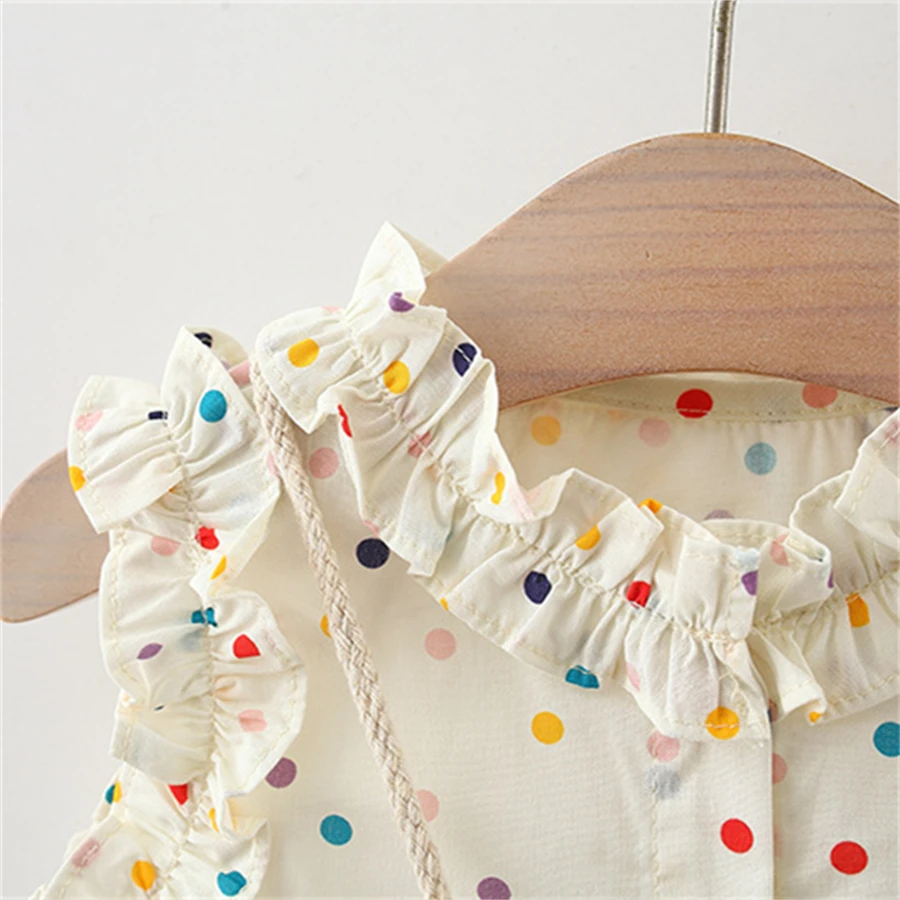 Vestido de algodão para bebê menina em formato de coração com botão colorido de bolinhas e laço enviar bolsa - Imagem 2